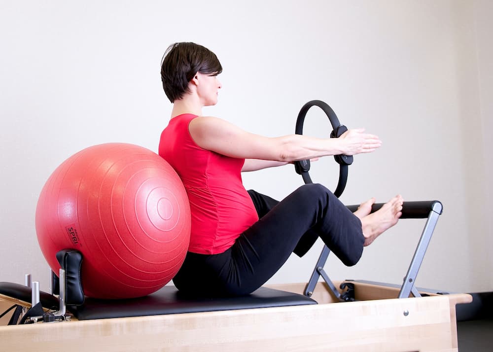 Como os exercícios de pilates ajudam no alongamento muscular e corporal?